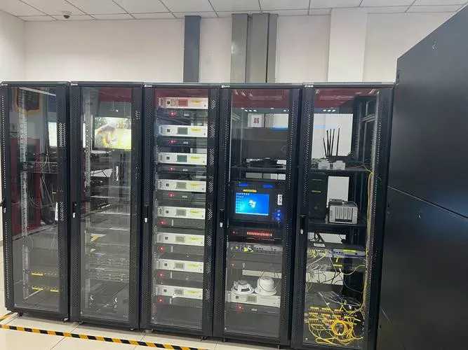 कमकुवत वर्तमान मंत्रिमंडळ प्रणाली एकत्रीकरण कसे सुधारते?